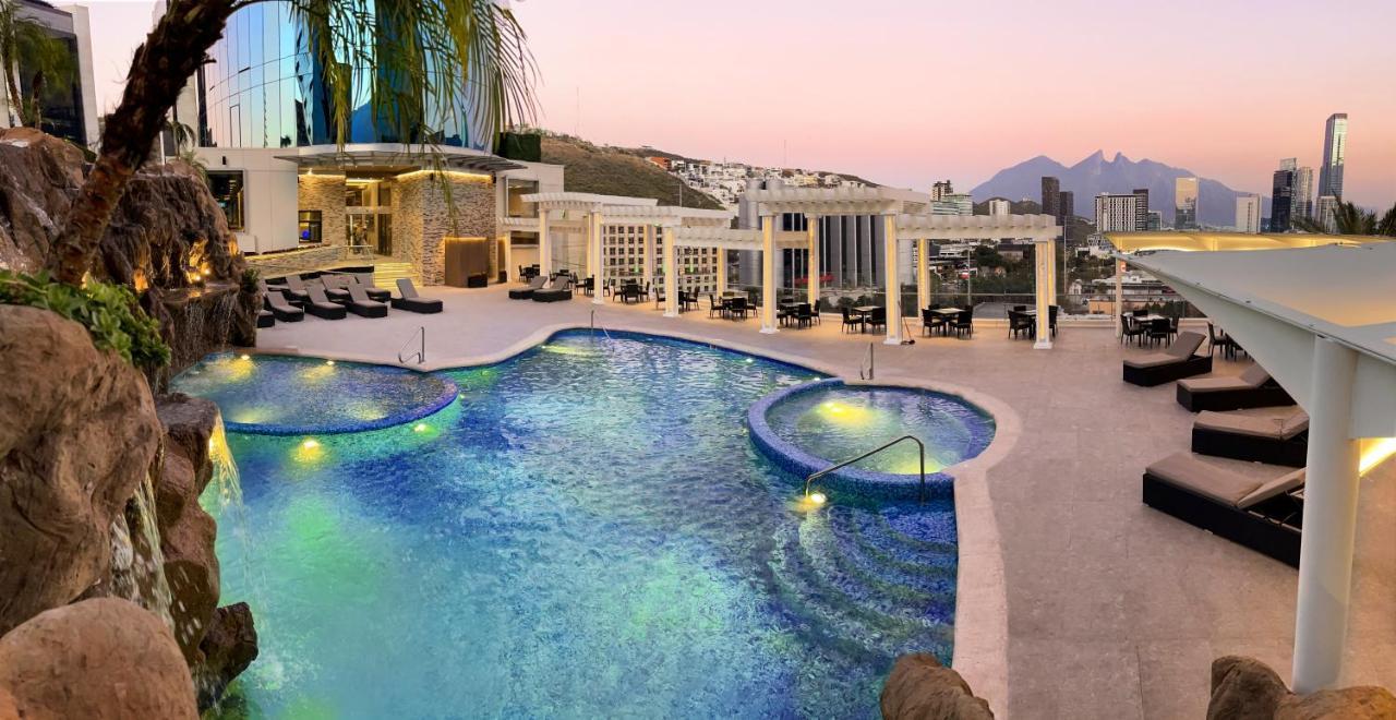Safi Royal Luxury Metropolitan Hotell San Pedro Garza Garcia Eksteriør bilde The pool at the hotel
