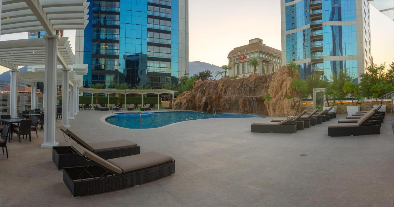 Safi Royal Luxury Metropolitan Hotell San Pedro Garza Garcia Eksteriør bilde The pool at the hotel