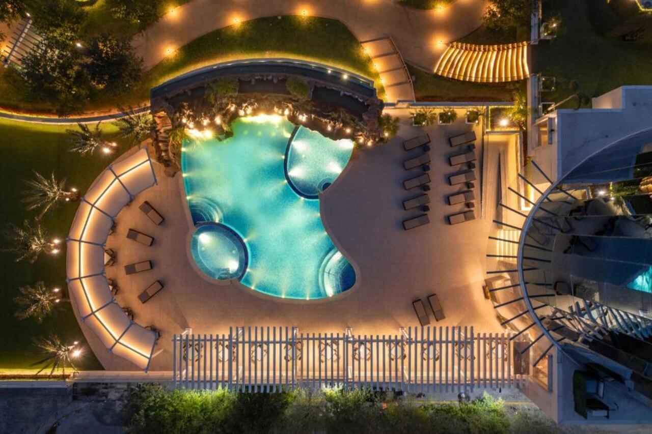 Safi Royal Luxury Metropolitan Hotell San Pedro Garza Garcia Eksteriør bilde Aerial view of the pool at the hotel