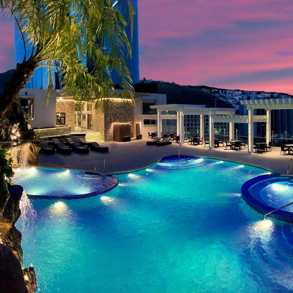 Safi Royal Luxury Metropolitan Hotell San Pedro Garza Garcia Fasiliteter bilde The swimming pool at the hotel
